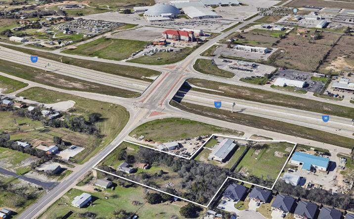 Commercial property with highway frontage and strong visibility in Texarkana