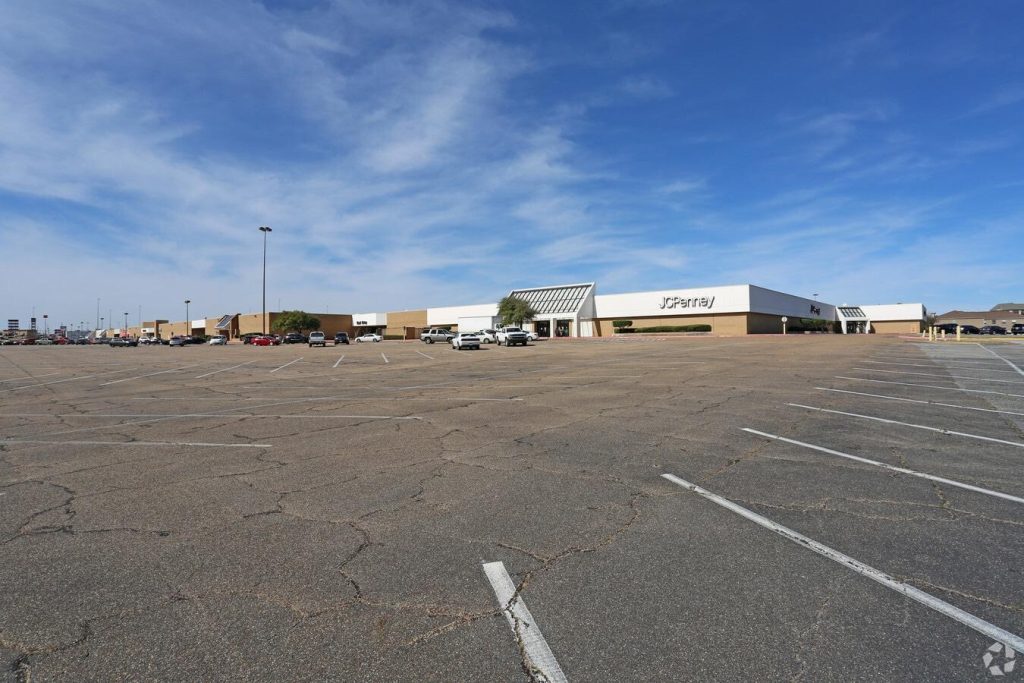 Modern retail shopping center available for sale in the Texarkana area